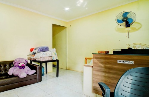 Depok Hotel | OYO 94716 Hartini Residence Syariah