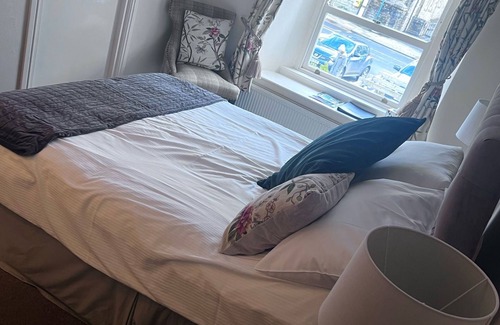 Hawes Hotel | OYO Cocketts Hotel