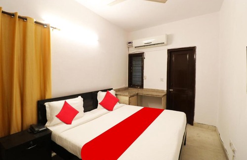 New Friends Colony Hotel | OYO 44229 Diamond Suite