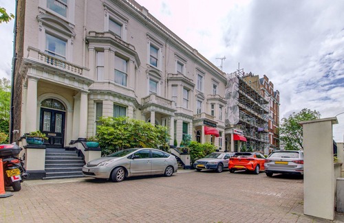Addison Hotel | OYO Grantly Hotel, London Shepherd's Bush