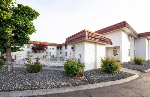 Hermiston Hotel | OYO Hotel Hermiston OR, Downtown