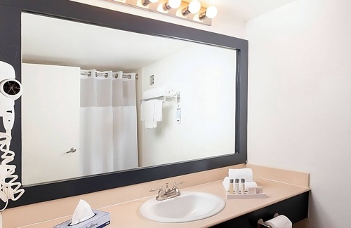 Las Vegas Hotel | OYO Las Vegas Hotel, Standard Two Double, Onsite Entertainment