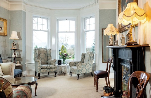Holywood Hotel | OYO Rayanne House Guest Accommodation