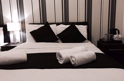 Heston Central Hotel | OYO The Firs Lodge