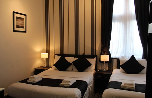 Heston Central Hotel | OYO The Firs Lodge