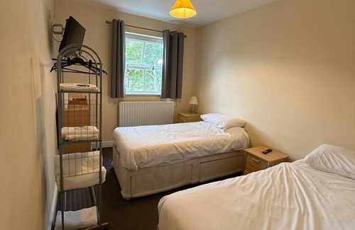 Hersham Hotel | OYO The Watermans Arms Hersham