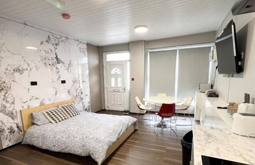 Pembroke Dock Casa | OYO Welsh Holiday Accommodation - Modern Stay