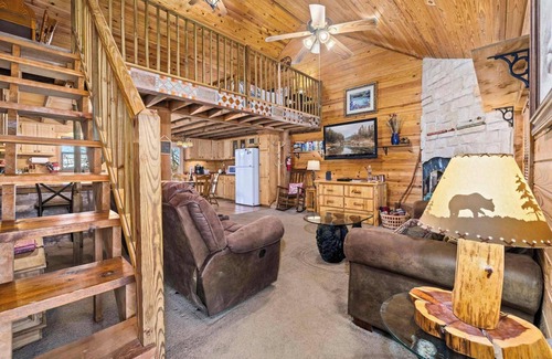 Eureka Springs Casa | Ozark Escape-Hot Tub-Cabin-9 mi to Eureka DT