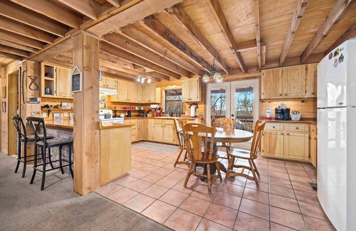Eureka Springs Casa | Ozark Escape-Hot Tub-Cabin-9 mi to Eureka DT