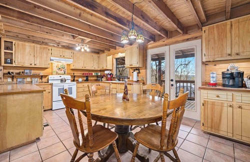 Eureka Springs Casa | Ozark Escape-Hot Tub-Cabin-9 mi to Eureka DT