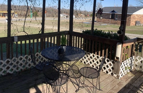 Glencoe Cabaña | Ozark Foothills Country Cottage w/ 4 person Hot tub