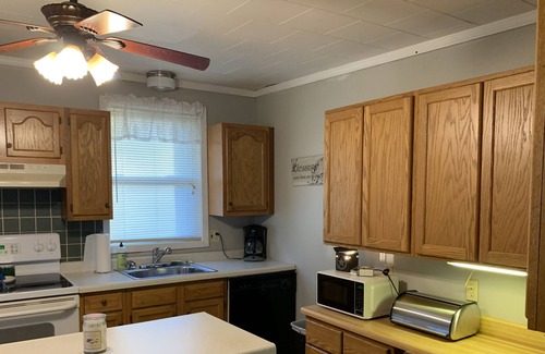 Glencoe Cabaña | Ozark Foothills Country Cottage w/ 4 person Hot tub