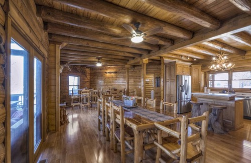Eagle Rock Cabina | Ozark log cabin near Eureka Springs | Sleeps 32 | 4 boat slips | NO cleaning fee