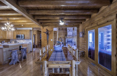 Eagle Rock Cabina | Ozark log cabin near Eureka Springs | Sleeps 32 | 4 boat slips | NO cleaning fee