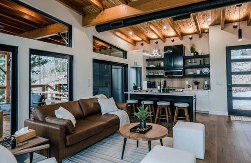 Rogers Casa | Ozark Modern Retreat