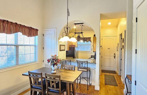 Indian Point Cabina | Ozark Mountain Walk-in Log Cabin by Silver Dollar City & Table Rock Lake!