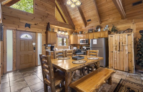 Branson Cedars Cabina | Experiencia de vacaciones Premium Log Cabin, HotTub, Firepit, Woods Ozark Preserve
