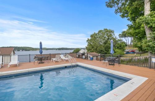 Lake Ozark Casa | Ozark Upper Deck Top Floor Waterfront Condo