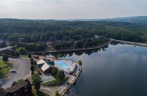 Branson West Villa | Ozark Villa - Charming 2 Level Vacation Villa in rustic Stonebridge Resort