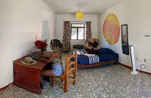 San Jacinto Amilpas Cama Y Desayuno | Ozeli Hostel-Bed and breakfast. Hermosa casa antigua muy cerca de la ciudad.