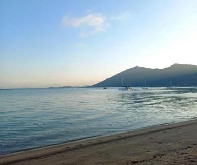 Caiacanga Casa | Pé na areia, casa na praia de frente para o mar