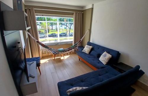 Embare Apartamento | Pé na Areia em Santos: Sol, Mar e Netflix