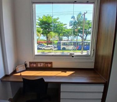 Embare Apartamento | Pé na Areia em Santos: Sol, Mar e Netflix