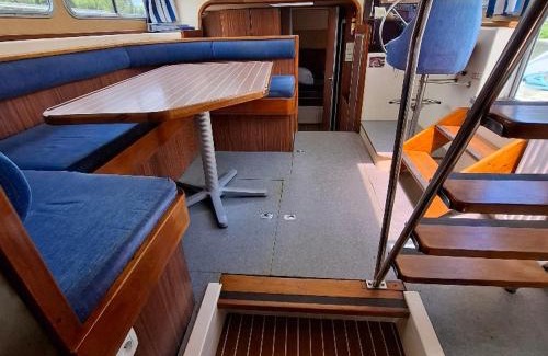 Chenille-Change Alquiler De Eote | Péniche vintage à quai pour 7 pers avec espace extérieur privé à Chenillé-Changé - API-1-46-22