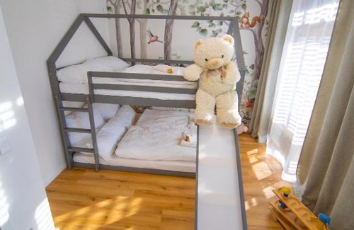 Schlier Apartamento | P-Hosting Modernes Apartment zwischen Ravensburg und dem Altdörferwald, 110qm, Familienfreundlich, Separater Eingang, Kaffeevollautomat, Bäcker und Pizzeria 15 Meter, Spielplatz 50 Meter, 20 Km zum Bodensee, 30Km in die Berge