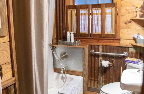 Jacksboro Cabina | P.T. Cabin provides a private pond & stars included! 5 mins to Jacksboro, Tx.