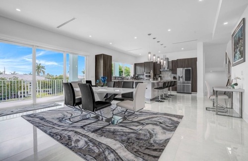 Coury Casa | P70 - Stunning 5 bed, 5 bath home with dockage and oversized private pool in...