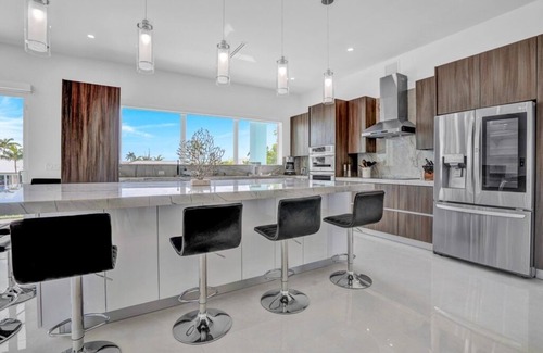 Coury Casa | P70 - Stunning 5 bed, 5 bath home with dockage and oversized private pool in...