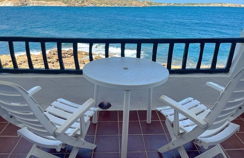 Platges de Fornells Apartamento | P98 - Bonito apartamento sobre el mar