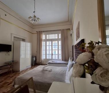 Qasr an-Nil Hotel | Pa la ce court
