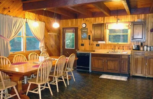 Penfield Cabina | PA Wilds de Mtn Chalet, 8 acres de PVT en los bosques del estado, cerca de Elk Herd y 2 parques de estado