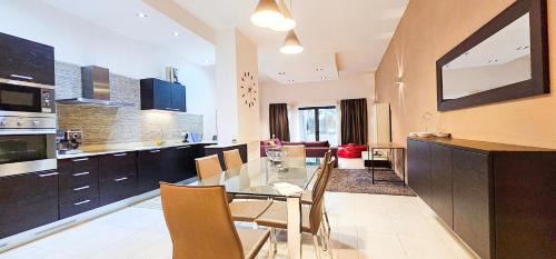 Paceville Apartamento | Paceville Flat Two Bedroom Two Bathrooms St Julians with Terrace and Yard - Pe 2