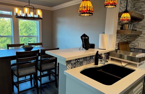 West End Condominio | Pacific NW Heaven: Modern, remodeled 3BR/2Bath Pool/Spa/Fitness, & Views!!!!