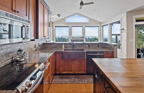 Colwood Casa | Pacific Outlook Retreat