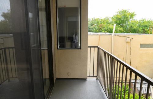 Downtown Apartamento | Pacific Pearl 2 bed Apt with FREE PARKING in Santa Monica