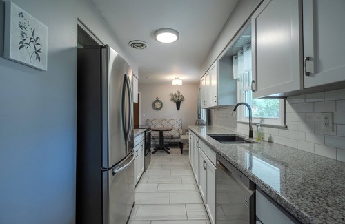 South Central Omaha Casa | Pacific Place - Central, Private Stay with Fireplace, Garage & Deck