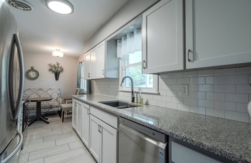 South Central Omaha Casa | Pacific Place - Central, Private Stay with Fireplace, Garage & Deck