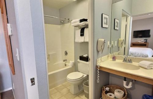 Oceano Casa | Pacific Plaza #105 Studio - Oyster Outlook - StudioD-King