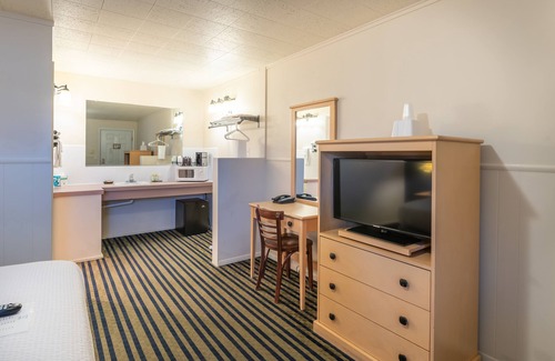 Gold Beach Hotel | Pacific Reef Hotel & Light Show