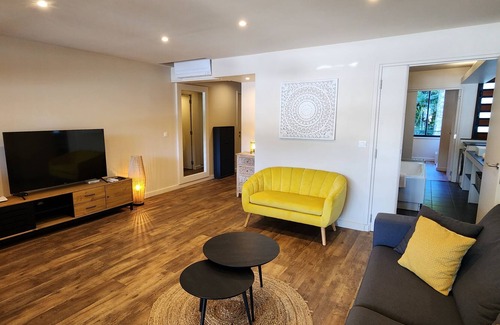 Arue Condominio | Pacific Suite | View of the bay and the sea | WiFi and air conditioning