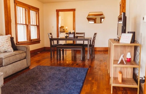 Osawatomie Casa | Pacifica is Comfort & Charm + Sleeps 8 + Pets Welcome