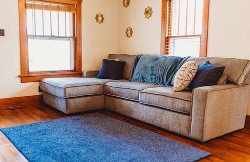 Osawatomie Casa | Pacifica is Comfort & Charm + Sleeps 8 + Pets Welcome