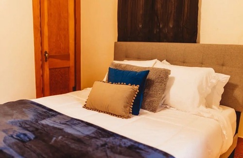 Osawatomie Casa | Pacifica is Comfort & Charm + Sleeps 8 + Pets Welcome