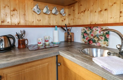 Crich Cabaña | PACKHORSE SHEPHERD’S HUT, pet friendly, with a garden in Wirksworth