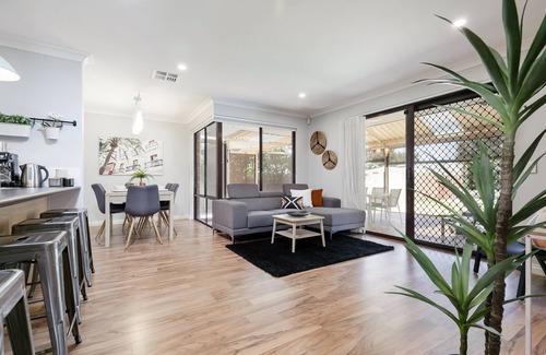Padbury Casa | Padbury Delight with pool!