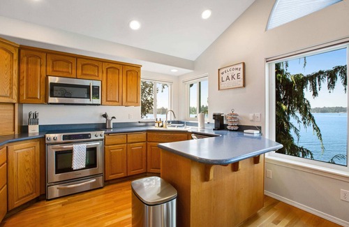 Lake Stevens Casa | Paddle Boards | Private Dock | Sleeps 7
